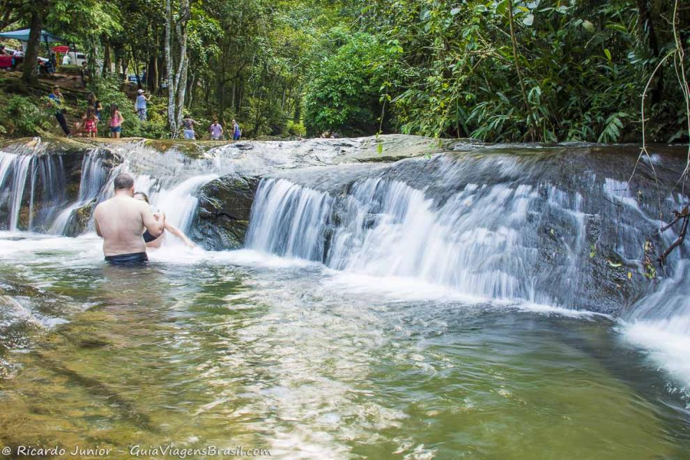 Imagem de turistas na Três Cachoeiras em Penedo.